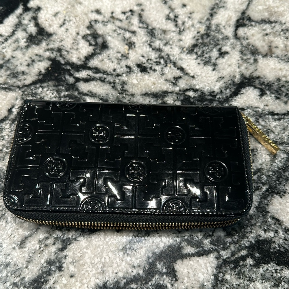 TORY BURCH Black Patent Leather Medallion Logo Continental Wallet